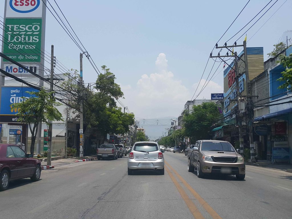 ภาพถนนตรงที่ ร้านเย็นเจี๊ยบ เชียงใหม่ ตั้งอยู่ ถ่ายโดย jrcarlsen พ.ศ. 2558 (2015) · A street-level view of where ร้านเย็นเจี๊ยบ เชียงใหม่ · Ran Yen Chiap Chiang Mai stands, by jrcarlsen in 2558 (2015)
