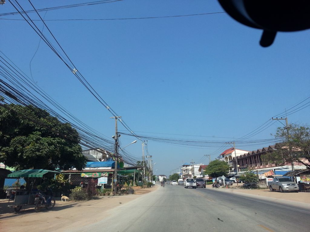 ภาพถนนตรงที่ ร้านคุ้มก่ะ Miracle Coffee ตั้งอยู่ ถ่ายโดย mishari พ.ศ. 2558 (2015) · A street-level view of where ร้านคุ้มก่ะ Miracle Coffee stands, by mishari in 2558 (2015)