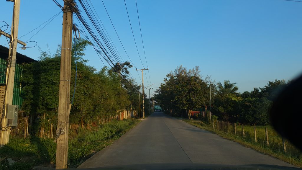 ภาพถนนตรงที่ Maejo Fresh โรงคัดบรรจุ ตั้งอยู่ ถ่ายโดย jrcarlsen พ.ศ. 2562 (2019) · A street-level view of where Maejo Fresh โรงคัดบรรจุ stands, by jrcarlsen in 2562 (2019)
