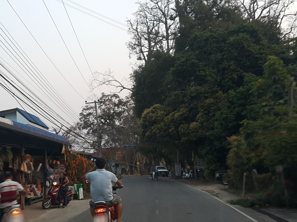 ภาพถนนตรงที่ มอเตอร์โอ๊คช็อป ตั้งอยู่ ถ่ายโดย jrcarlsen พ.ศ. 2559 (2016) · A street-level view of where มอเตอร์โอ๊คช็อป · Motor Ok Shop stands, by jrcarlsen in 2559 (2016)