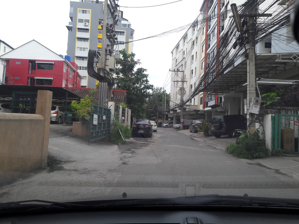 ภาพถนนตรงที่ บ้านเชียงล้าน ตั้งอยู่ ถ่ายโดย superbate พ.ศ. 2561 (2018) · A street-level view of where บ้านเชียงล้าน · Ban Chiang Lan stands, by superbate in 2561 (2018)