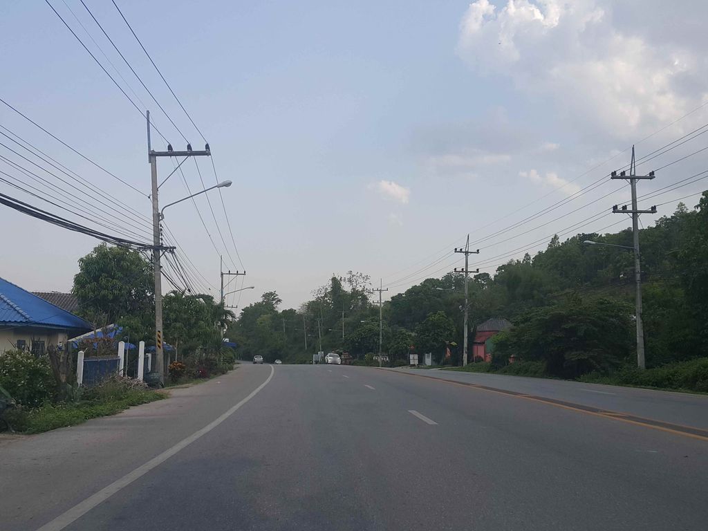 ภาพถนนตรงที่ ครัวในบ้านณัฐริกา ตั้งอยู่ ถ่ายโดย jrcarlsen พ.ศ. 2558 (2015) · A street-level view of where ครัวในบ้านณัฐริกา · Khrua Nai Ban Nat Ri Ka stands, by jrcarlsen in 2558 (2015)