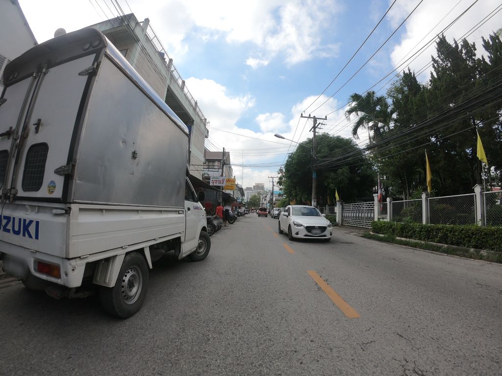 ภาพถนนตรงที่ Pick a Bowl ตั้งอยู่ ถ่ายโดย chanuwath_grab พ.ศ. 2562 (2019) · A street-level view of where Pick a Bowl stands, by chanuwath_grab in 2562 (2019)