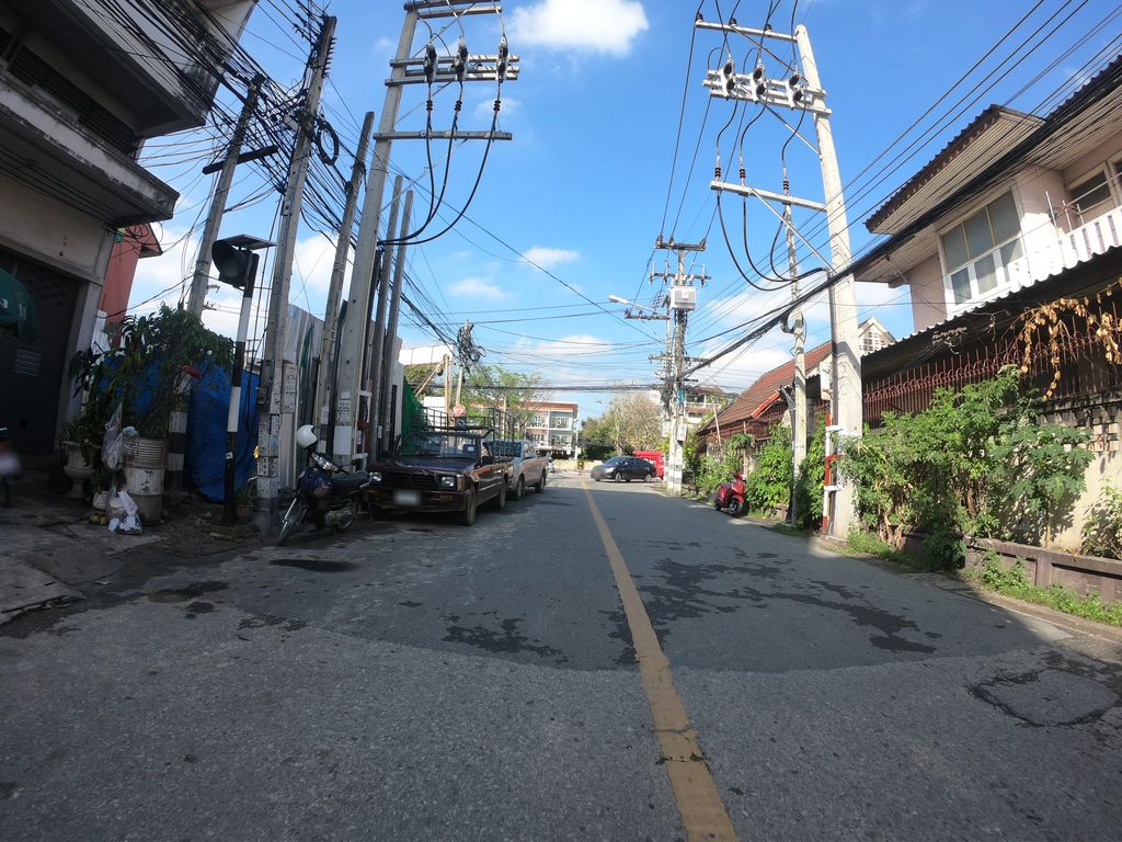 ภาพถนนตรงที่ 7 Century Nail Studio ตั้งอยู่ ถ่ายโดย chanuwath_grab พ.ศ. 2562 (2019) · A street-level view of where 7 Century Nail Studio stands, by chanuwath_grab in 2562 (2019)