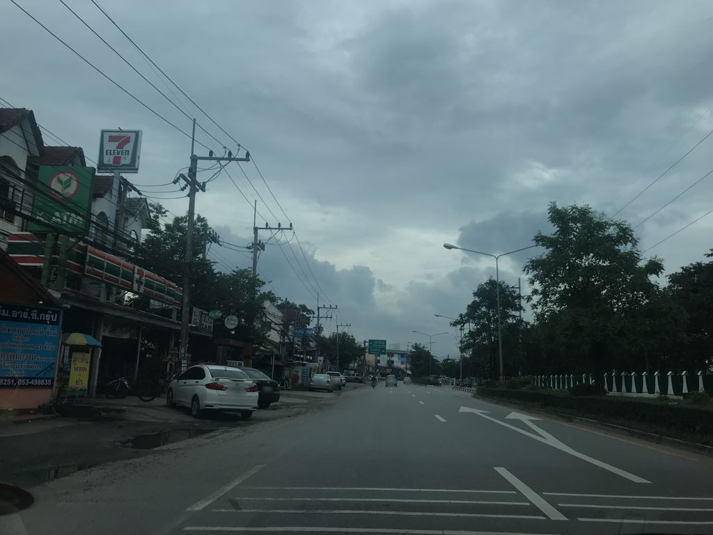 ภาพถนนตรงที่ คลินิกหมอปภาดา แม่โจ้ ตั้งอยู่ ถ่ายโดย prasert พ.ศ. 2561 (2018) · A street-level view of where คลินิกหมอปภาดา แม่โจ้ · Mop Phada Mae Jo Clinic stands, by prasert in 2561 (2018)