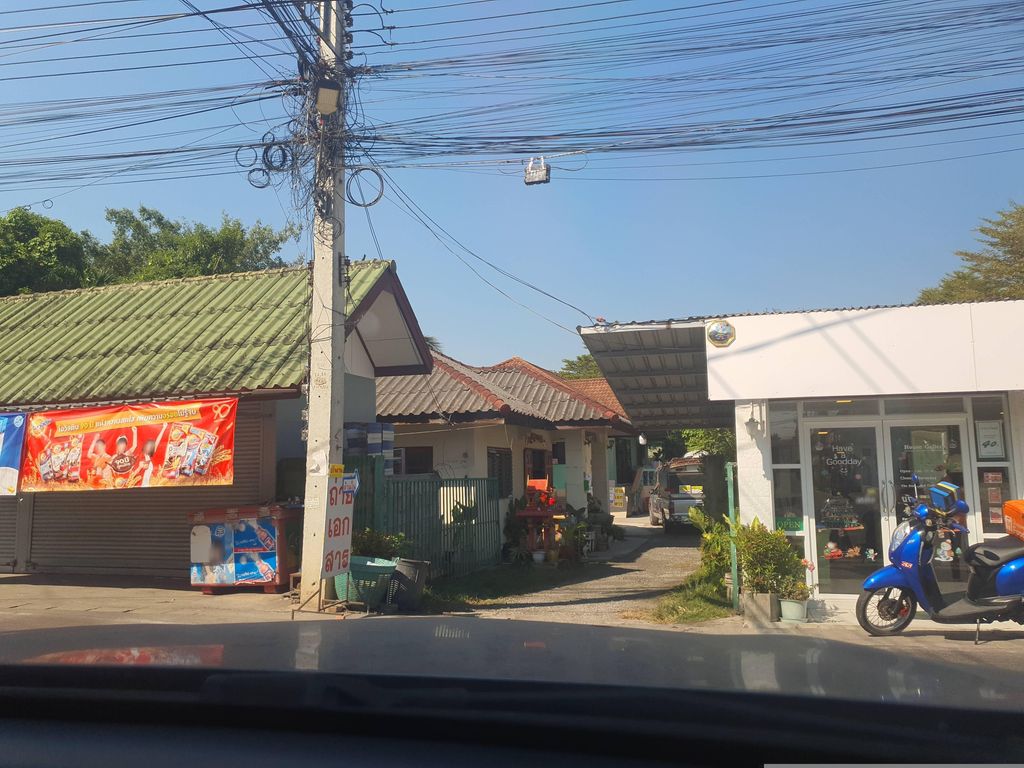 ภาพถนนตรงที่ Good Day Cafe ตั้งอยู่ ถ่ายโดย jrcarlsen พ.ศ. 2567 (2024) · A street-level view of where Good Day Cafe stands, by jrcarlsen in 2567 (2024)