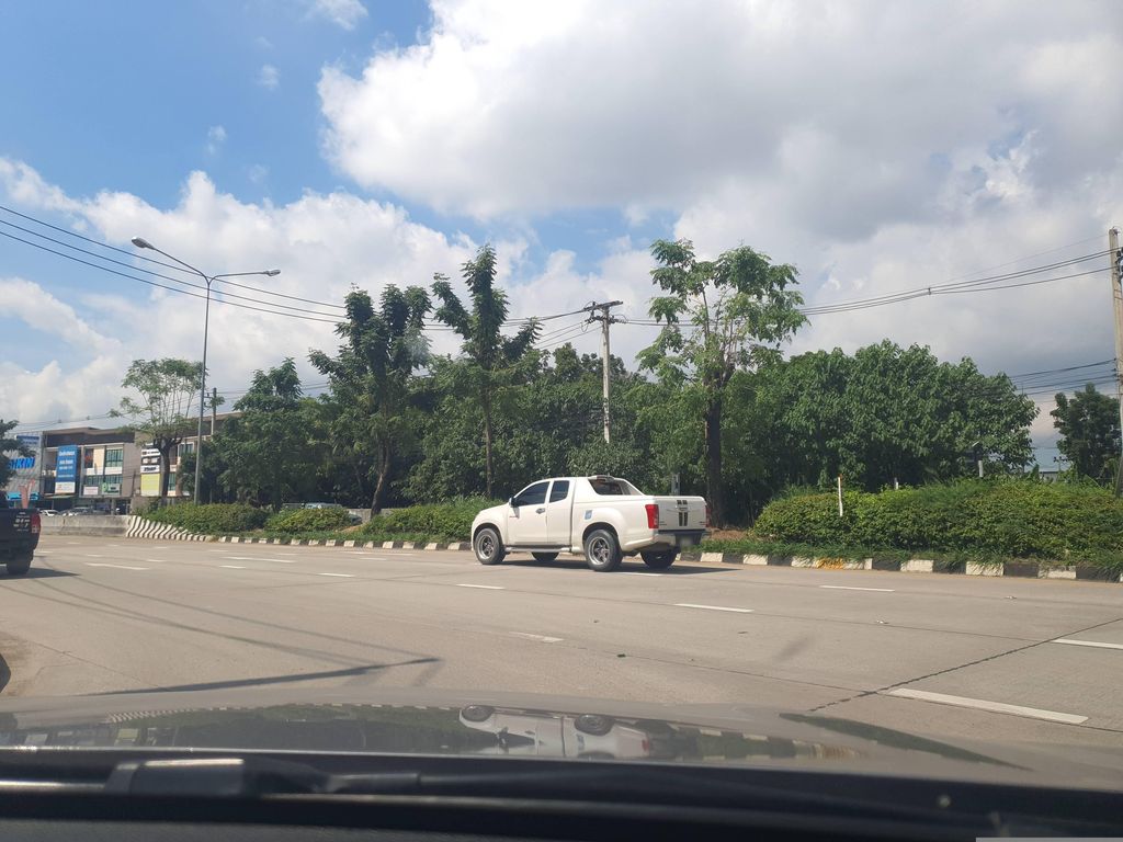 ภาพถนนตรงที่ ร้าน9corner ตั้งอยู่ ถ่ายโดย jrcarlsen พ.ศ. 2566 (2023) · A street-level view of where ร้าน9corner stands, by jrcarlsen in 2566 (2023)
