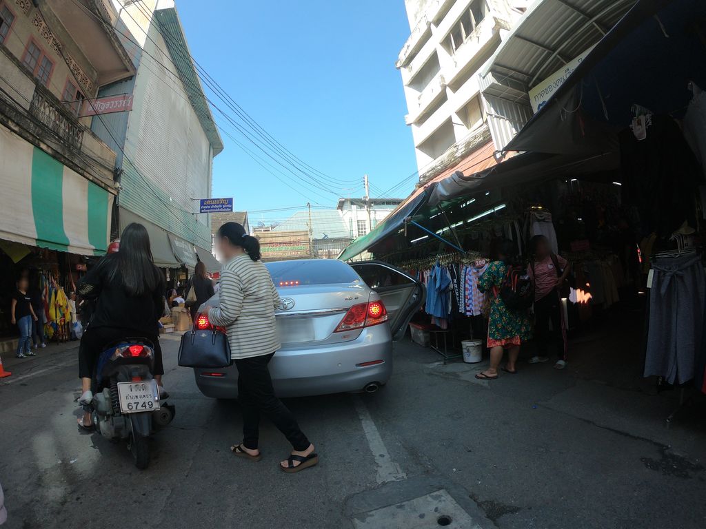 ภาพถนนตรงที่ ร้านป้าบัว ผ้าใยกัญชง ตั้งอยู่ ถ่ายโดย chanuwath_grab พ.ศ. 2562 (2019) · A street-level view of where ร้านป้าบัว ผ้าใยกัญชง · Ran Pabua Phayaikanchong stands, by chanuwath_grab in 2562 (2019)