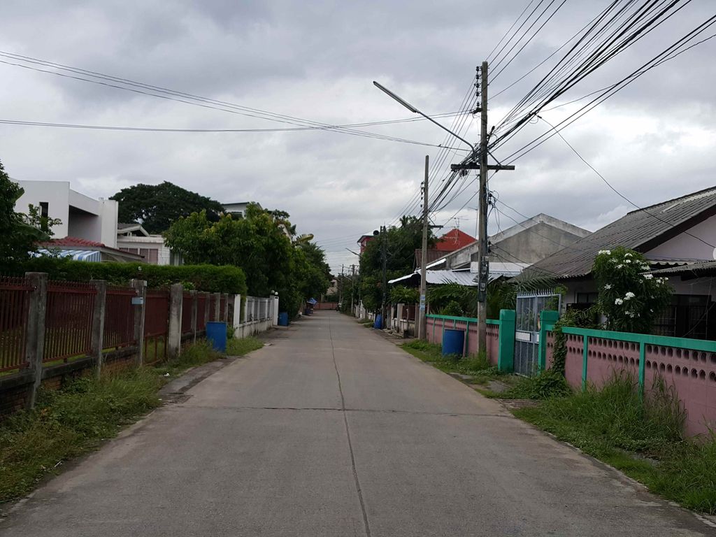 ภาพถนนตรงที่ Chamichi Khuangsing ชามิจิสาขาข่วงสิงห์ ตั้งอยู่ ถ่ายโดย jrcarlsen พ.ศ. 2558 (2015) · A street-level view of where Chamichi Khuangsing ชามิจิสาขาข่วงสิงห์ stands, by jrcarlsen in 2558 (2015)