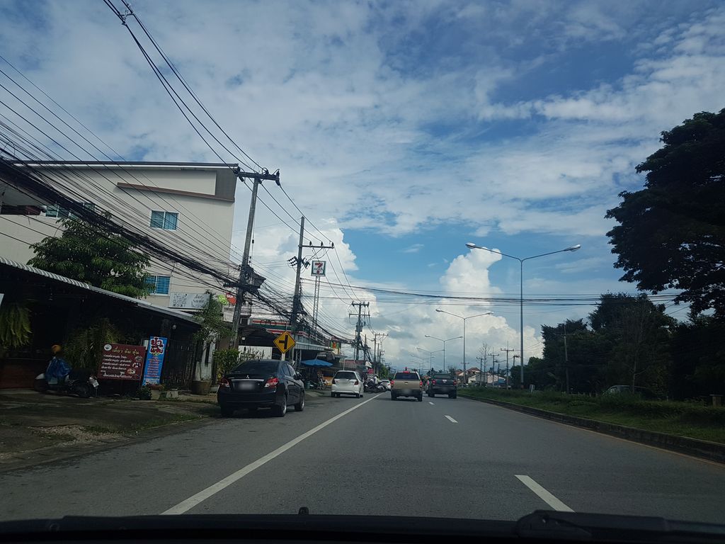 ภาพถนนตรงที่ แซ่บนัวครัวทอม ตั้งอยู่ ถ่ายโดย ekkarin พ.ศ. 2561 (2018) · A street-level view of where แซ่บนัวครัวทอม · Saepnua Khrua Thom stands, by ekkarin in 2561 (2018)