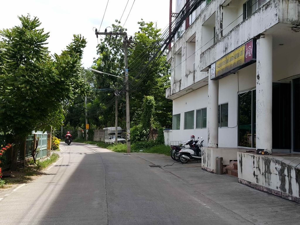 ภาพถนนตรงที่ Junior Elephant Sanctuary ตั้งอยู่ ถ่ายโดย jrcarlsen พ.ศ. 2558 (2015) · A street-level view of where Junior Elephant Sanctuary stands, by jrcarlsen in 2558 (2015)