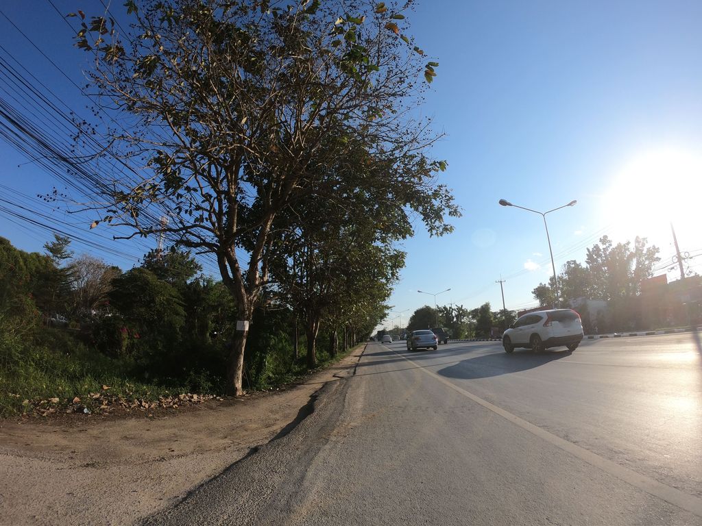 ภาพถนนตรงที่ หมาล่าแอบแซ่บ ตั้งอยู่ ถ่ายโดย chanuwath_grab พ.ศ. 2562 (2019) · A street-level view of where หมาล่าแอบแซ่บ · Mala Aepsaep stands, by chanuwath_grab in 2562 (2019)
