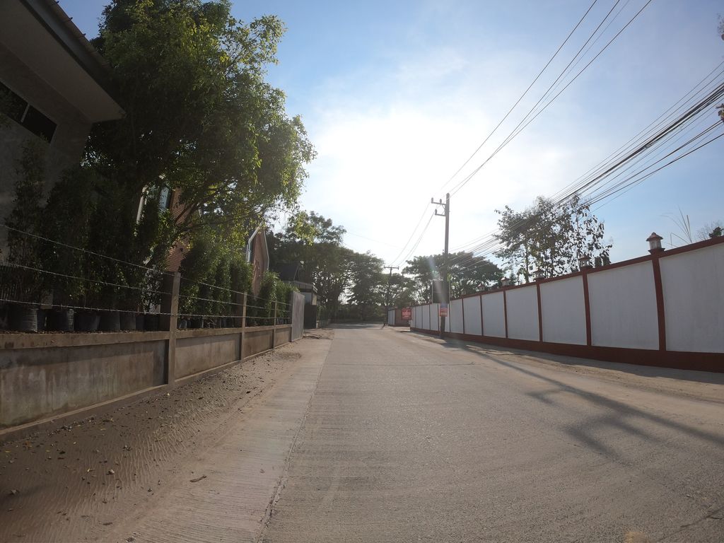 ภาพถนนตรงที่ D Hut Resort ตั้งอยู่ ถ่ายโดย chanuwath_grab พ.ศ. 2562 (2019) · A street-level view of where D Hut Resort stands, by chanuwath_grab in 2562 (2019)