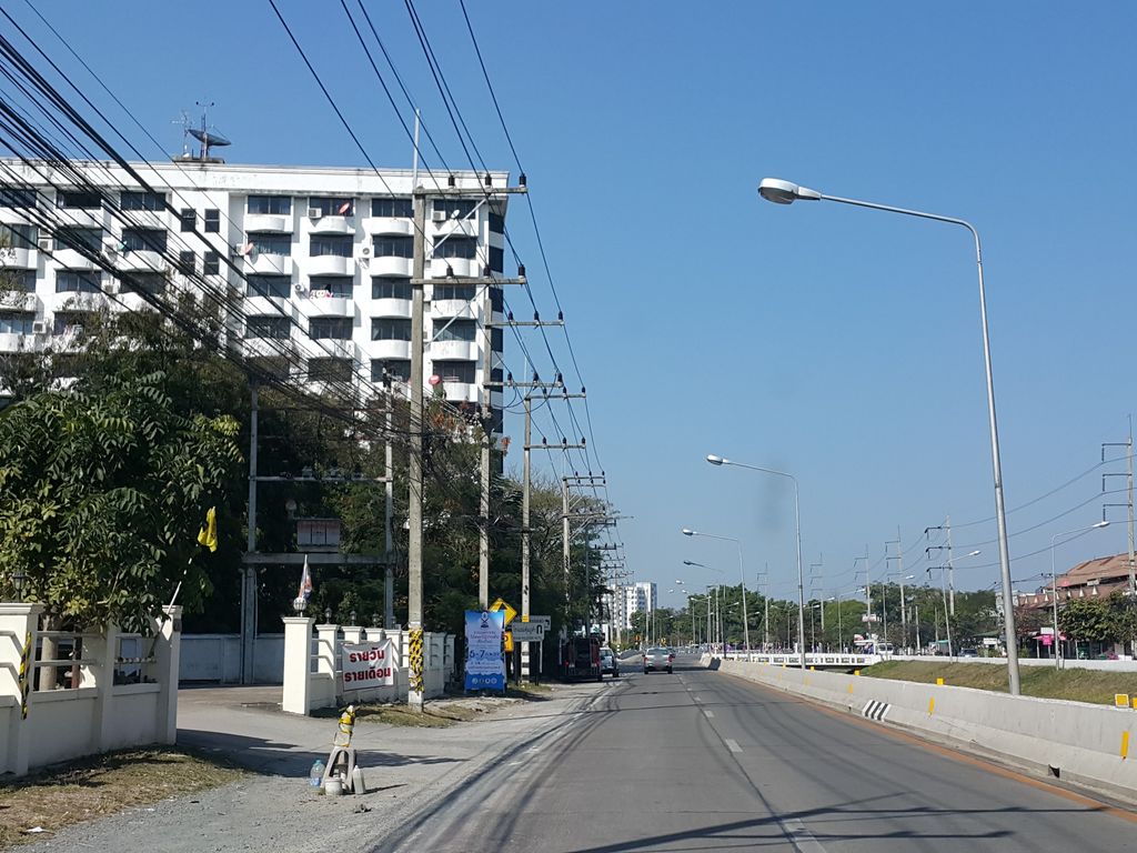 ภาพถนนตรงที่ ไดมอนด์ เพลส ตั้งอยู่ ถ่ายโดย jrcarlsen พ.ศ. 2559 (2016) · A street-level view of where ไดมอนด์ เพลส · Diamond Place stands, by jrcarlsen in 2559 (2016)