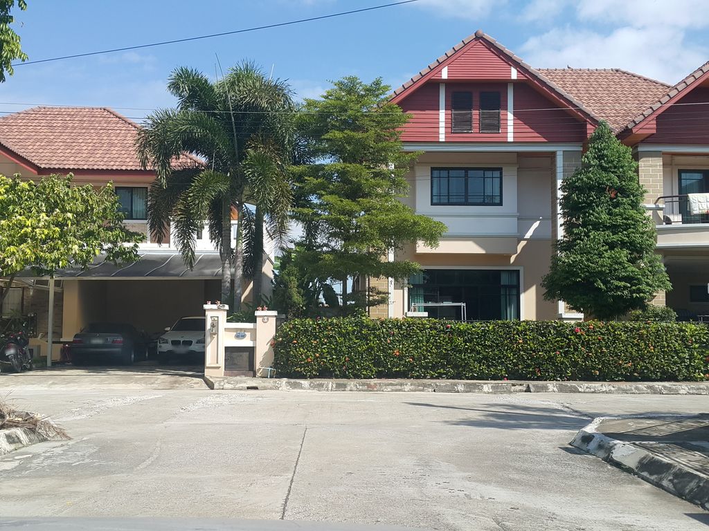 ภาพถนนตรงที่ ฐิติวัฒน์การช่าง ตั้งอยู่ ถ่ายโดย jrcarlsen พ.ศ. 2558 (2015) · A street-level view of where ฐิติวัฒน์การช่าง · Thiti Wat Kanchang stands, by jrcarlsen in 2558 (2015)