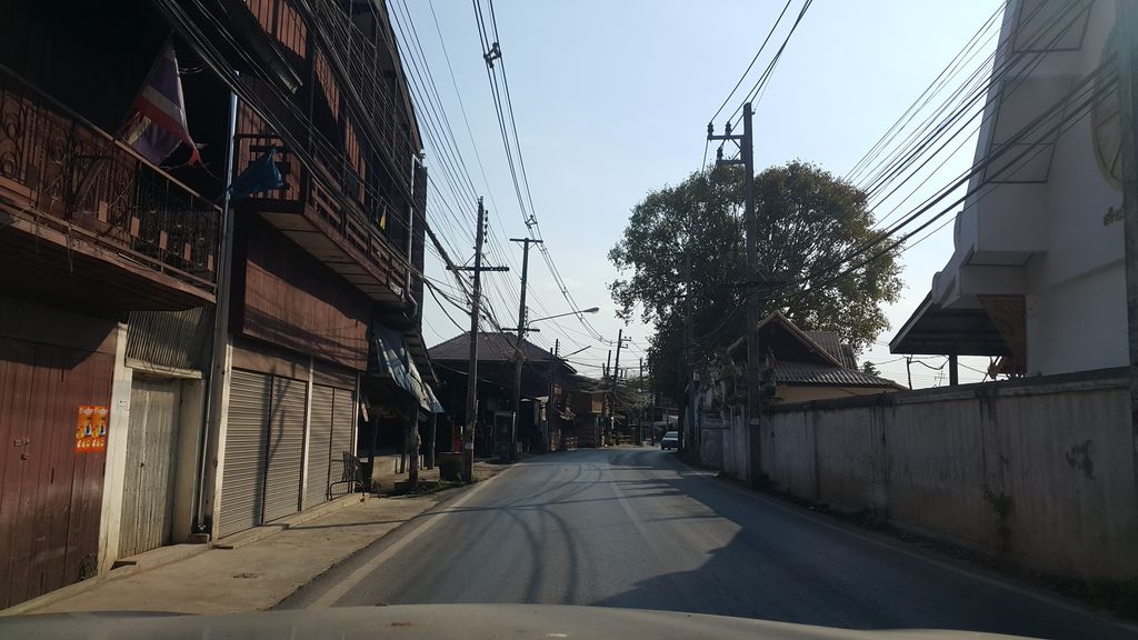 ภาพถนนตรงที่ ชิน ชา & กาแฟโบราณ ตั้งอยู่ ถ่ายโดย jrcarlsen พ.ศ. 2560 (2017) · A street-level view of where ชิน ชา & กาแฟโบราณ · Chin Cha & Kafaebrona stands, by jrcarlsen in 2560 (2017)