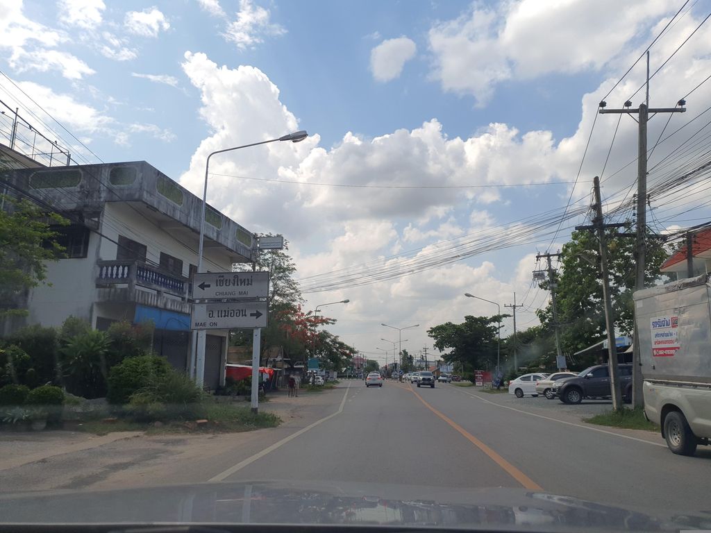 ภาพถนนตรงที่ ร้านเกษตร สันกำแพง ตั้งอยู่ ถ่ายโดย jrcarlsen พ.ศ. 2566 (2023) · A street-level view of where ร้านเกษตร สันกำแพง · Ran Kaset San Kamphaeng stands, by jrcarlsen in 2566 (2023)