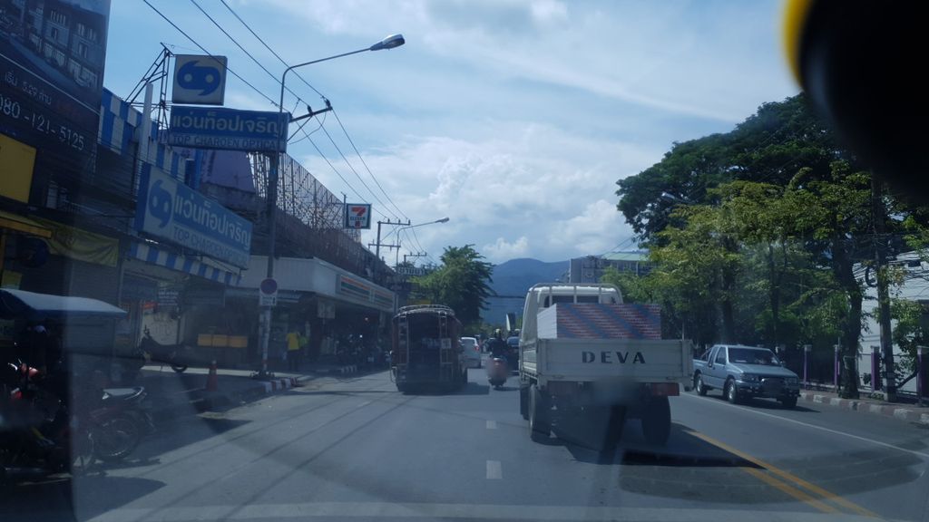 ภาพถนนตรงที่ Bene Deva Mansion ตั้งอยู่ ถ่ายโดย silamanee พ.ศ. 2561 (2018) · A street-level view of where Bene Deva Mansion stands, by silamanee in 2561 (2018)