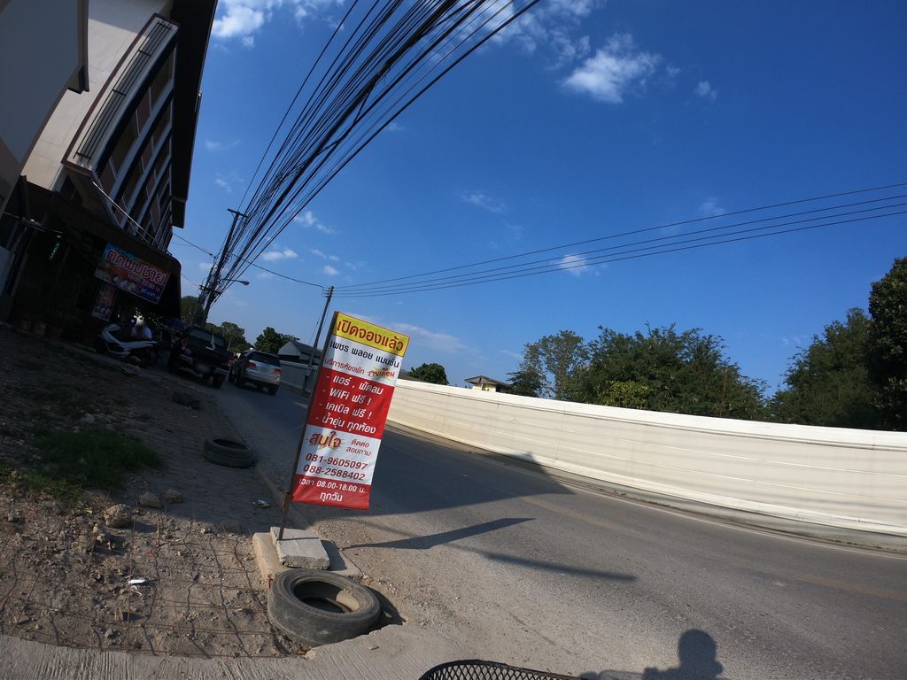 ภาพถนนตรงที่ Pearwa Salon ตั้งอยู่ ถ่ายโดย chanuwath_grab พ.ศ. 2562 (2019) · A street-level view of where Pearwa Salon stands, by chanuwath_grab in 2562 (2019)