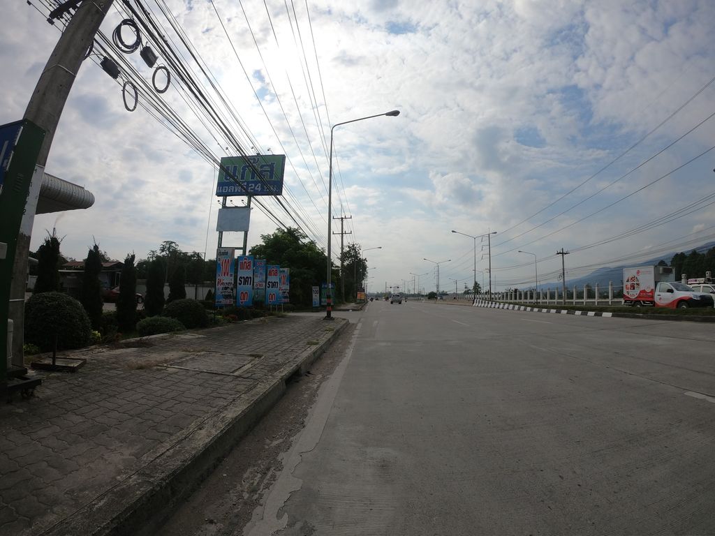 ภาพถนนตรงที่ ลุงต้นรถสวยแม่ริม ตั้งอยู่ ถ่ายโดย chanuwath_grab พ.ศ. 2562 (2019) · A street-level view of where ลุงต้นรถสวยแม่ริม · Lungton Rotsuai Mae Rim stands, by chanuwath_grab in 2562 (2019)