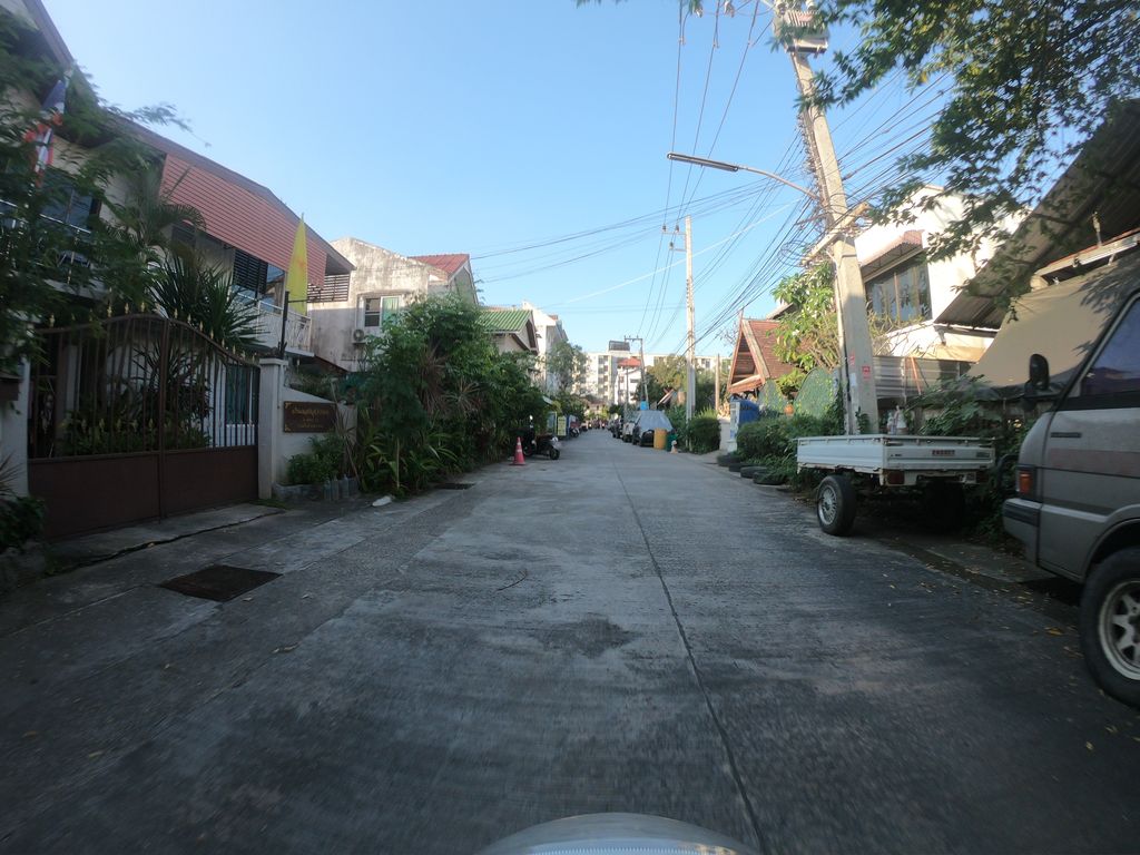 ภาพถนนตรงที่ บ้านพักอรุณรัตน์ ตั้งอยู่ ถ่ายโดย chanuwath_grab พ.ศ. 2562 (2019) · A street-level view of where บ้านพักอรุณรัตน์ · Arun Rat Guest house stands, by chanuwath_grab in 2562 (2019)