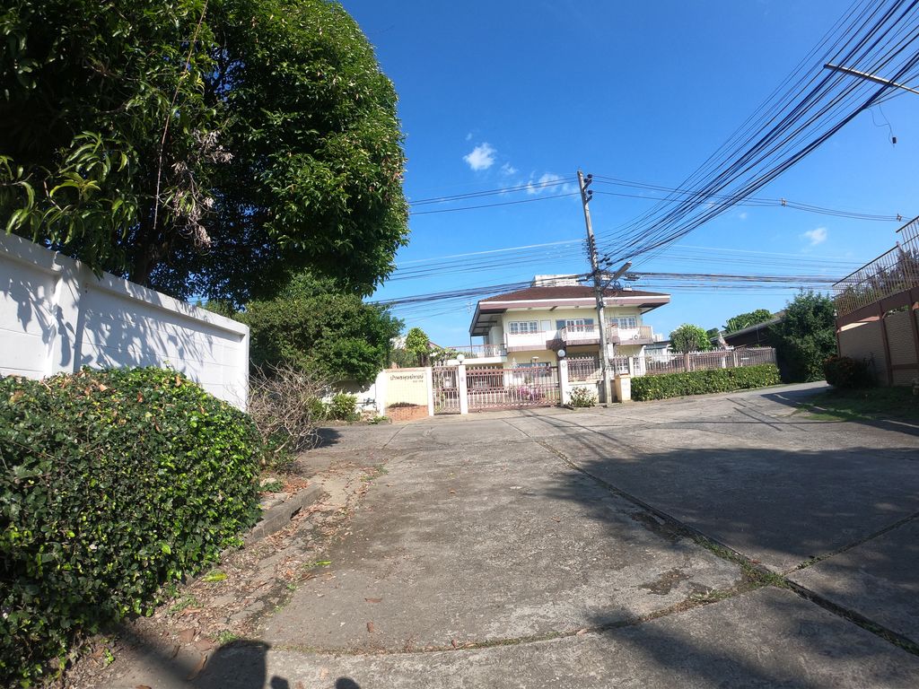 ภาพถนนตรงที่ Samorncafe.CNX ตั้งอยู่ ถ่ายโดย chanuwath_grab พ.ศ. 2562 (2019) · A street-level view of where Samorncafe.CNX stands, by chanuwath_grab in 2562 (2019)