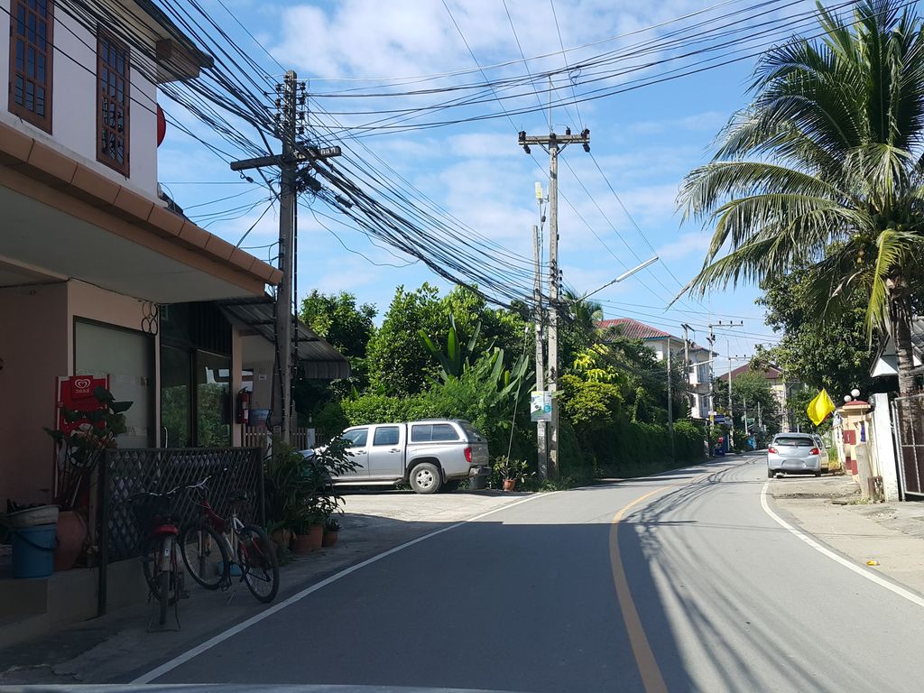 ภาพถนนตรงที่ วิริยาน์อาพาสท์เม้นท์ ตั้งอยู่ ถ่ายโดย jrcarlsen พ.ศ. 2558 (2015) · A street-level view of where วิริยาน์อาพาสท์เม้นท์ · Wiriyaaphatmen stands, by jrcarlsen in 2558 (2015)