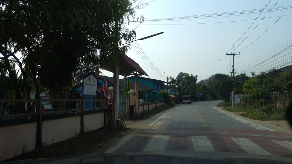 ภาพถนนตรงที่ โรงเรียนบ้านห้วยบง ตั้งอยู่ ถ่ายโดย jrcarlsen พ.ศ. 2562 (2019) · A street-level view of where โรงเรียนบ้านห้วยบง · Ban Huai Bong School stands, by jrcarlsen in 2562 (2019)