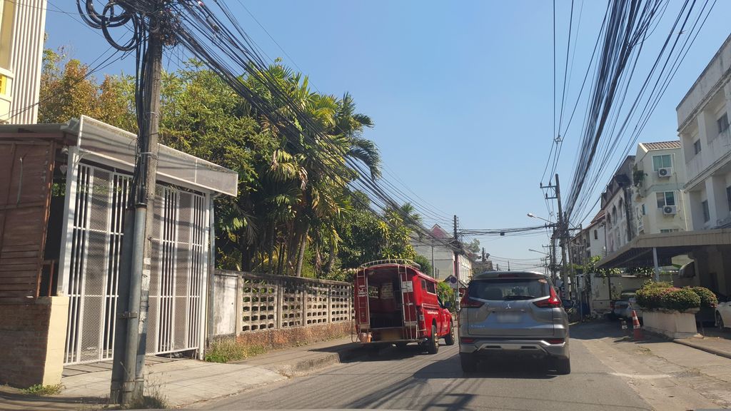 ภาพถนนตรงที่ WanKeaw Thai Traditional Massage ตั้งอยู่ ถ่ายโดย jrcarlsen พ.ศ. 2566 (2023) · A street-level view of where WanKeaw Thai Traditional Massage stands, by jrcarlsen in 2566 (2023)