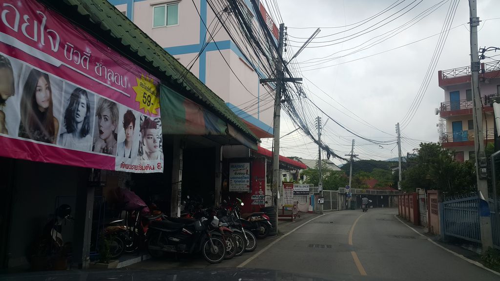 ภาพถนนตรงที่ เหมยโมบาย ตั้งอยู่ ถ่ายโดย jrcarlsen พ.ศ. 2560 (2017) · A street-level view of where เหมยโมบาย · Moeimobai stands, by jrcarlsen in 2560 (2017)