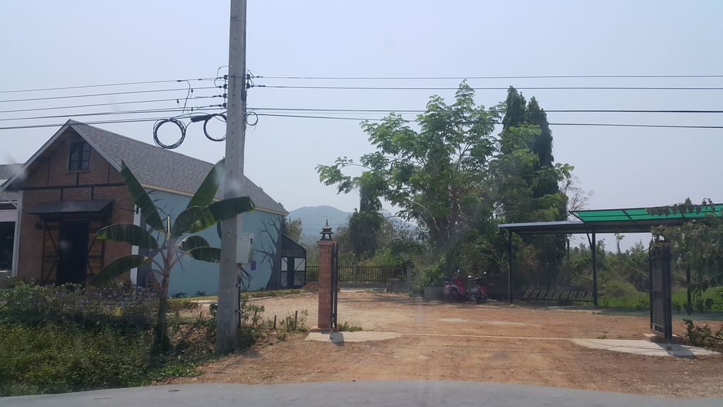 ภาพถนนตรงที่ Green Moon Cafe and Bistro ตั้งอยู่ ถ่ายโดย jrcarlsen พ.ศ. 2562 (2019) · A street-level view of where Green Moon Cafe and Bistro stands, by jrcarlsen in 2562 (2019)