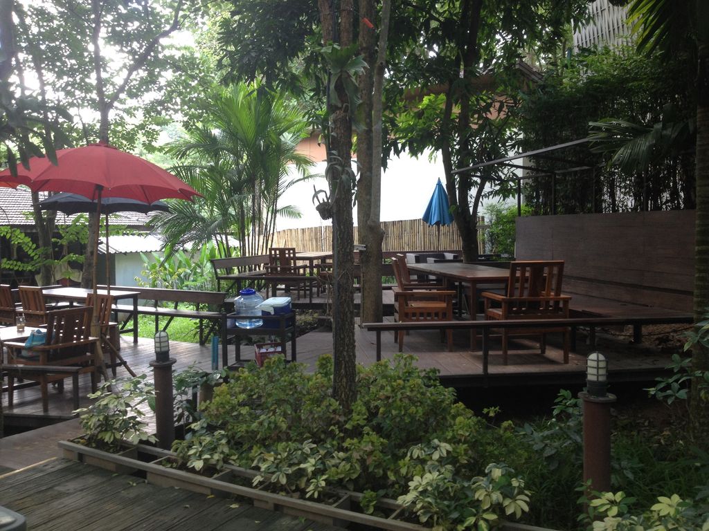 ภาพถนนตรงที่ ดอยคำ รีสอร์ท ตั้งอยู่ ถ่ายโดย jimwatana พ.ศ. 2558 (2015) · A street-level view of where ดอยคำ รีสอร์ท · Doi Kham Resort stands, by jimwatana in 2558 (2015)