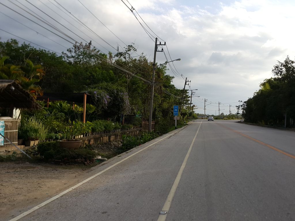 ภาพถนนตรงที่ 71 การยาง & เซอร์วิส ตั้งอยู่ ถ่ายโดย jrcarlsen พ.ศ. 2558 (2015) · A street-level view of where 71 การยาง & เซอร์วิส · 71 Kanyang & Service stands, by jrcarlsen in 2558 (2015)