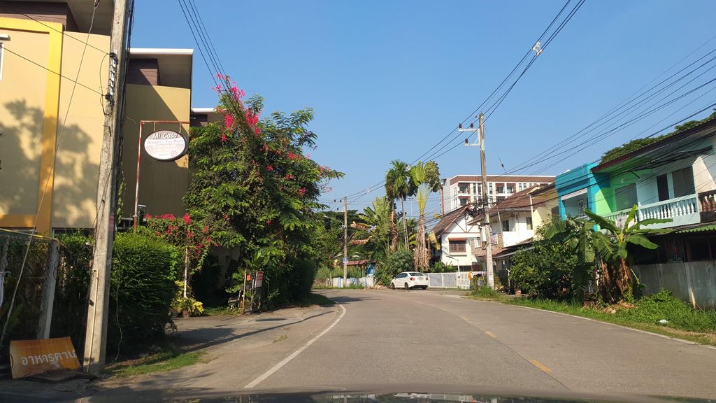 ภาพถนนตรงที่ ร้านกระเพราโบราณ ฟ้าฮ่าม ตั้งอยู่ ถ่ายโดย jrcarlsen พ.ศ. 2565 (2022) · A street-level view of where ร้านกระเพราโบราณ ฟ้าฮ่าม · Ran Kraphraobrona Fa Ham stands, by jrcarlsen in 2565 (2022)