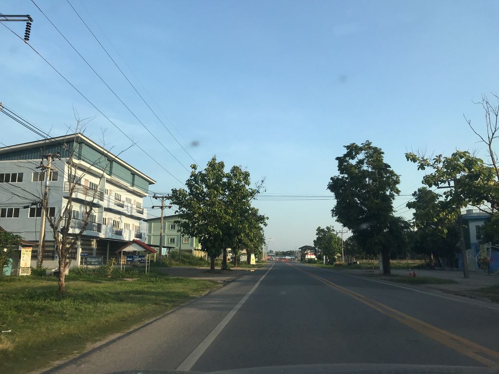 ภาพถนนตรงที่ แสงละมุนบาร์ Slow bar&Moka pot ตั้งอยู่ ถ่ายโดย prasert พ.ศ. 2561 (2018) · A street-level view of where แสงละมุนบาร์ Slow bar&Moka pot stands, by prasert in 2561 (2018)