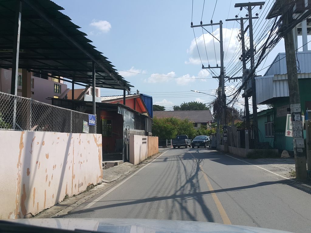 ภาพถนนตรงที่ หอพักสามอนงค์ ตั้งอยู่ ถ่ายโดย jrcarlsen พ.ศ. 2558 (2015) · A street-level view of where หอพักสามอนงค์ · Sam Anong Dormitory stands, by jrcarlsen in 2558 (2015)