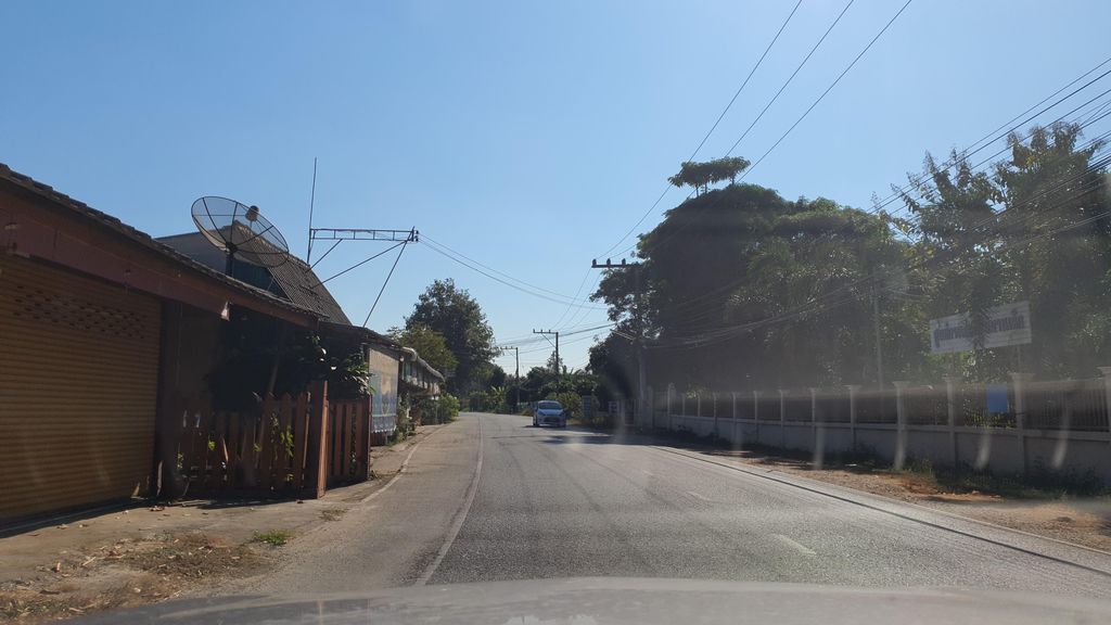 ภาพถนนตรงที่ อาหนิงข้าวซอยเส้นสด ตั้งอยู่ ถ่ายโดย jrcarlsen พ.ศ. 2565 (2022) · A street-level view of where อาหนิงข้าวซอยเส้นสด · A Ning Khao Soi Sensot stands, by jrcarlsen in 2565 (2022)