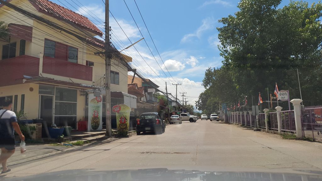ภาพถนนตรงที่ กาแฟมวลชน ตั้งอยู่ ถ่ายโดย jrcarlsen พ.ศ. 2564 (2021) · A street-level view of where กาแฟมวลชน · Kafaemuanchon stands, by jrcarlsen in 2564 (2021)