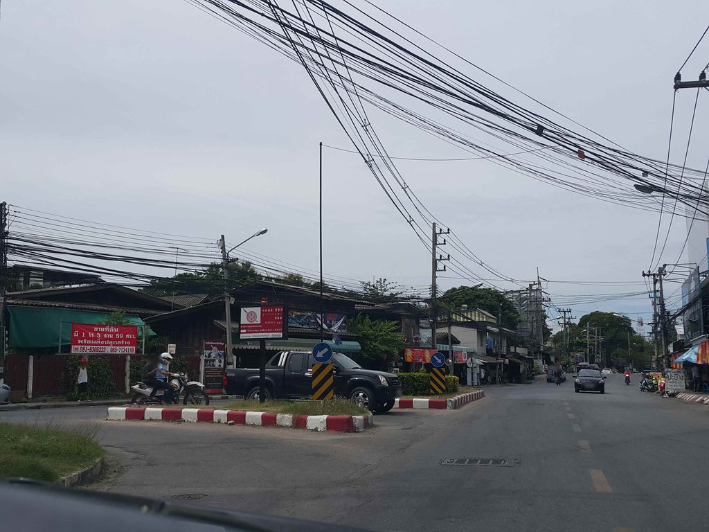 ภาพถนนตรงที่ คลินิคหมออัจฉรา ตั้งอยู่ ถ่ายโดย jrcarlsen พ.ศ. 2558 (2015) · A street-level view of where คลินิคหมออัจฉรา · Clinic Mo Atchara stands, by jrcarlsen in 2558 (2015)