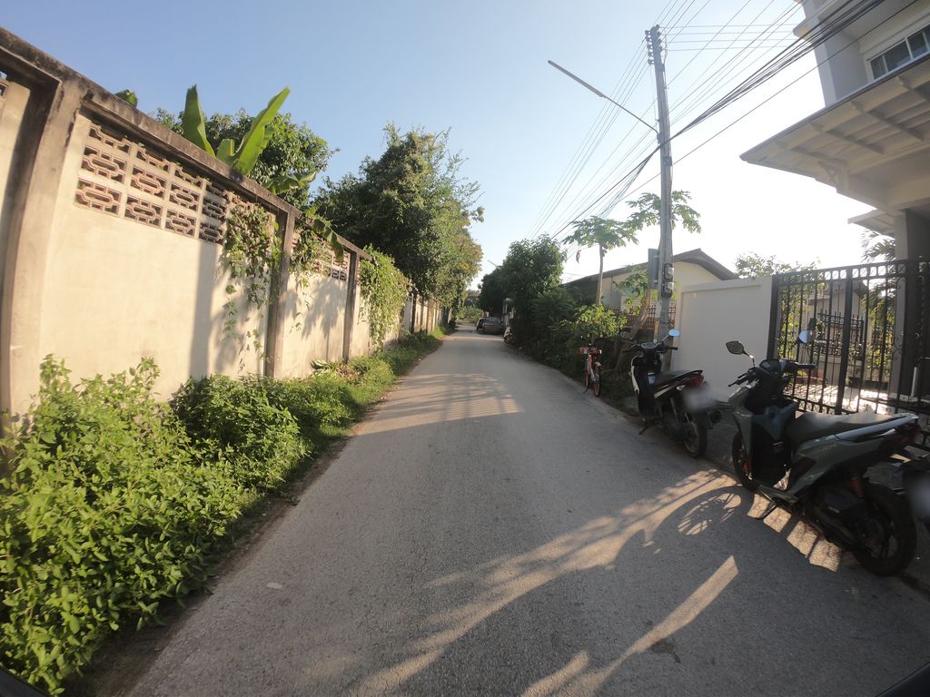 ภาพถนนตรงที่ Hipster Townhome ตั้งอยู่ ถ่ายโดย chanuwath_grab พ.ศ. 2562 (2019) · A street-level view of where Hipster Townhome stands, by chanuwath_grab in 2562 (2019)