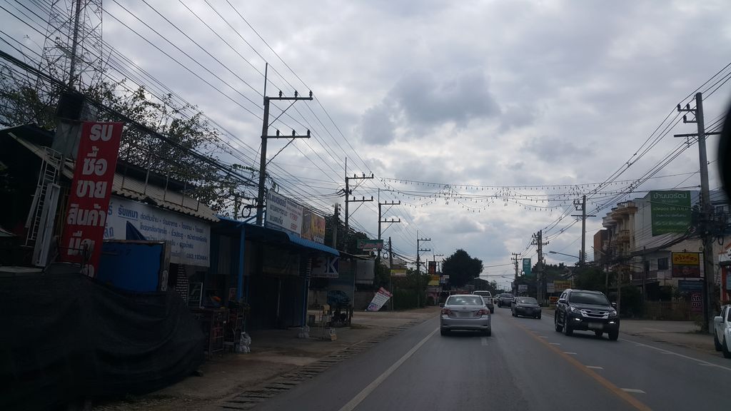 ภาพถนนตรงที่ ร้านป๋องข้าวมันไก่ - หางดง ตั้งอยู่ ถ่ายโดย jrcarlsen พ.ศ. 2561 (2018) · A street-level view of where ร้านป๋องข้าวมันไก่ - หางดง · Ran Pong Khao Man Kai - Hang Dong stands, by jrcarlsen in 2561 (2018)