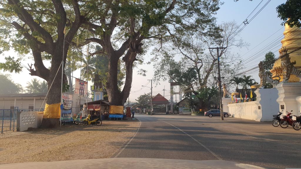 ภาพถนนตรงที่ ฉำฉาคาเฟ่ ตั้งอยู่ ถ่ายโดย jrcarlsen พ.ศ. 2566 (2023) · A street-level view of where ฉำฉาคาเฟ่ · Chamchakhafe stands, by jrcarlsen in 2566 (2023)
