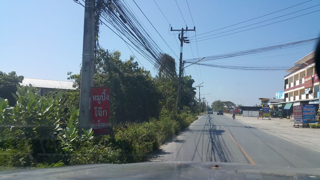 ภาพถนนตรงที่ สถานีเติมพลัง ตั้งอยู่ ถ่ายโดย jrcarlsen พ.ศ. 2562 (2019) · A street-level view of where สถานีเติมพลัง · Sathani Toemphlang stands, by jrcarlsen in 2562 (2019)