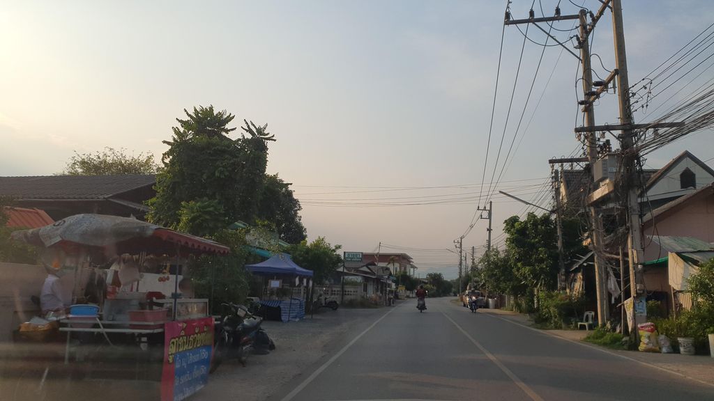 ภาพถนนตรงที่ ร้านเสริมสวย ส้ม ตั้งอยู่ ถ่ายโดย jrcarlsen พ.ศ. 2565 (2022) · A street-level view of where ร้านเสริมสวย ส้ม · Som Beauty salon stands, by jrcarlsen in 2565 (2022)