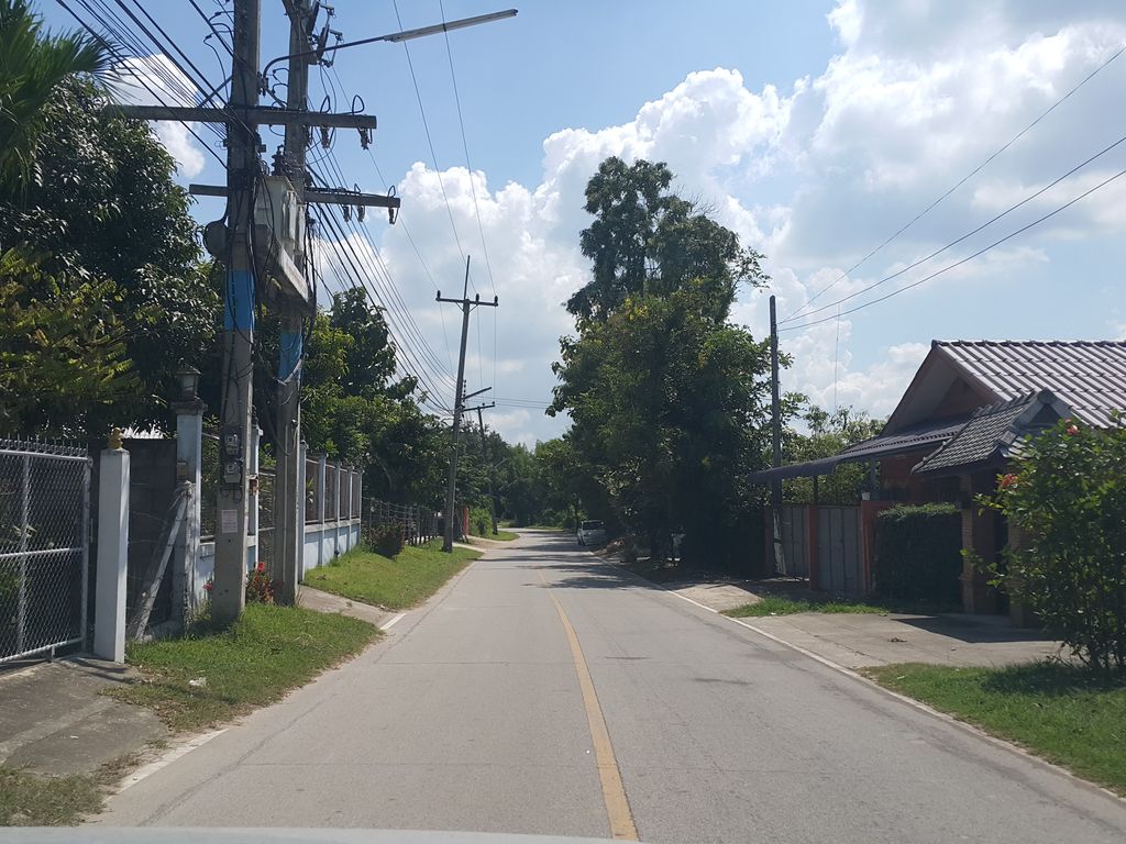 ภาพถนนตรงที่ ปัง-เอิญ : Pung-Earn Garden & Steakhouse ตั้งอยู่ ถ่ายโดย jrcarlsen พ.ศ. 2558 (2015) · A street-level view of where ปัง-เอิญ : Pung-Earn Garden & Steakhouse stands, by jrcarlsen in 2558 (2015)