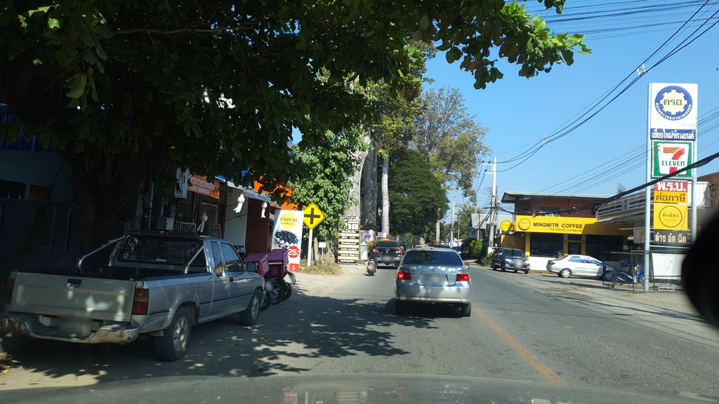 ภาพถนนตรงที่ กาแฟเมืองเหนือ ตั้งอยู่ ถ่ายโดย jrcarlsen พ.ศ. 2562 (2019) · A street-level view of where กาแฟเมืองเหนือ · Kafae Mueang Nuea stands, by jrcarlsen in 2562 (2019)