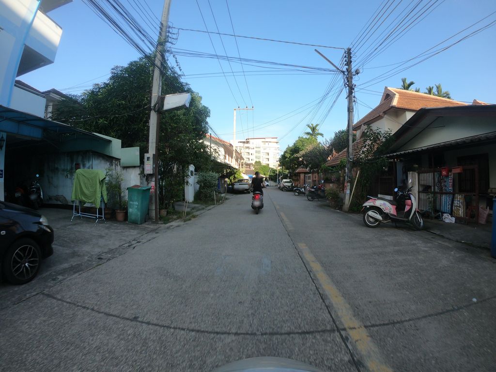 ภาพถนนตรงที่ ดัดผมเชียงใหม่ ลอนเกาหลี ตั้งอยู่ ถ่ายโดย chanuwath_grab พ.ศ. 2562 (2019) · A street-level view of where ดัดผมเชียงใหม่ ลอนเกาหลี · Datphom Chiang Mai Lonkaoli stands, by chanuwath_grab in 2562 (2019)