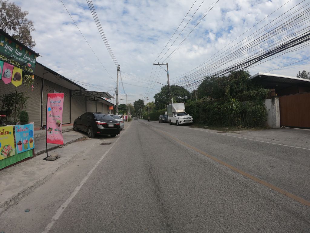 ภาพถนนตรงที่ รถเช่าเชียงใหม่168 ตั้งอยู่ ถ่ายโดย chanuwath_grab พ.ศ. 2562 (2019) · A street-level view of where รถเช่าเชียงใหม่168 · Rotchao Chiang Mai168 stands, by chanuwath_grab in 2562 (2019)