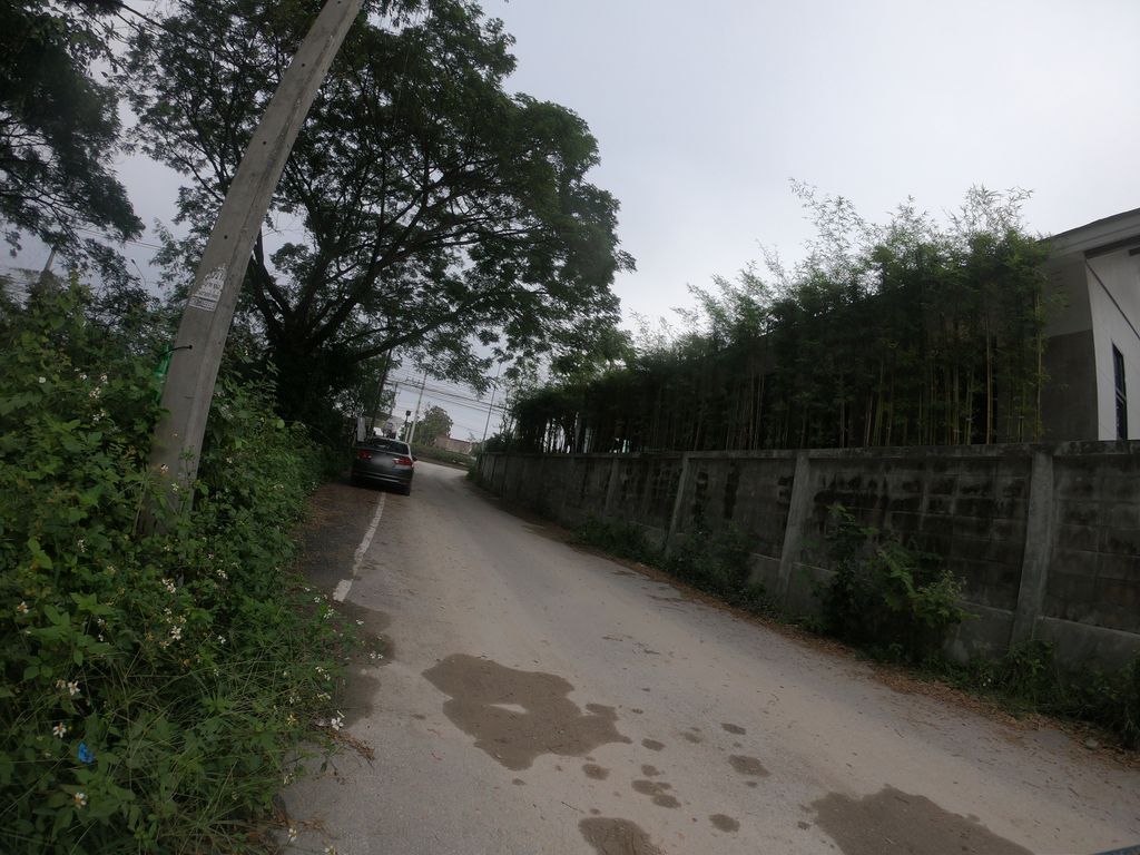 ภาพถนนตรงที่ Shabugu ตั้งอยู่ ถ่ายโดย chanuwath_grab พ.ศ. 2562 (2019) · A street-level view of where Shabugu stands, by chanuwath_grab in 2562 (2019)