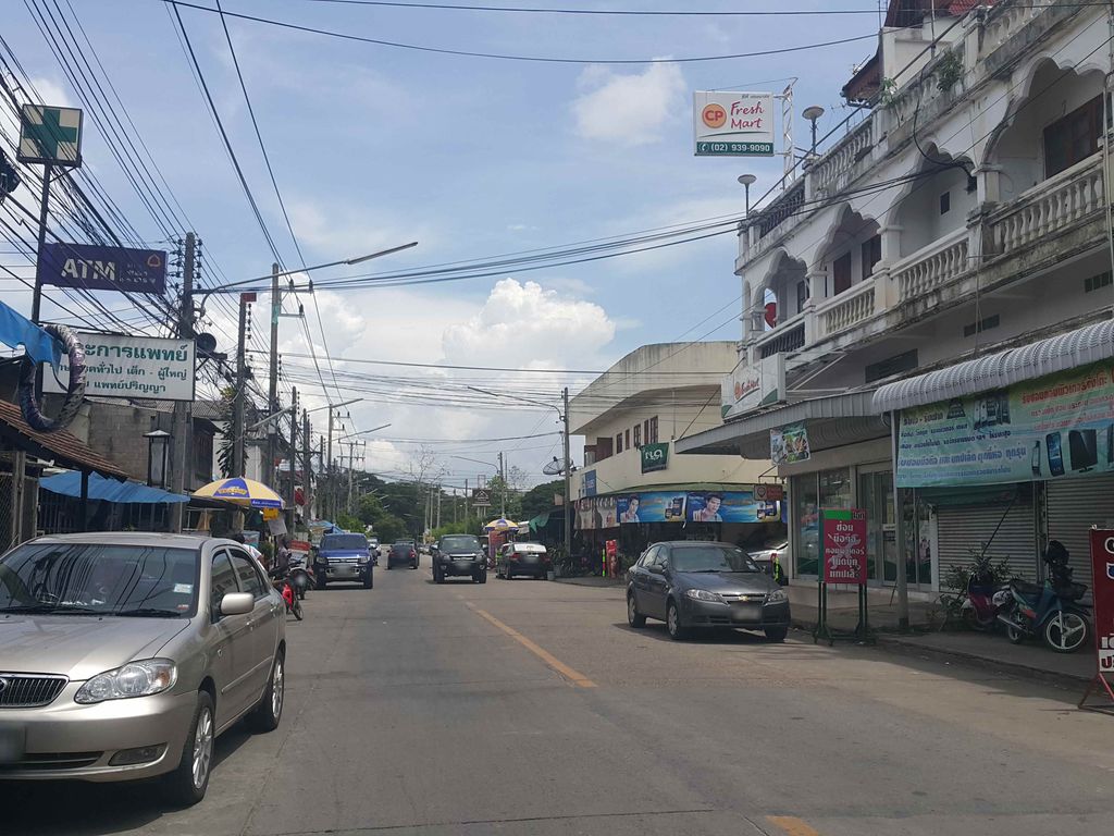 ภาพถนนตรงที่ ธนูทองเซอร์วิส ตั้งอยู่ ถ่ายโดย jrcarlsen พ.ศ. 2558 (2015) · A street-level view of where ธนูทองเซอร์วิส · Thanu Thong Service stands, by jrcarlsen in 2558 (2015)
